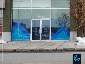 Graphique vitrine conçu, imprimé et installé pour Marché Central à Montréal