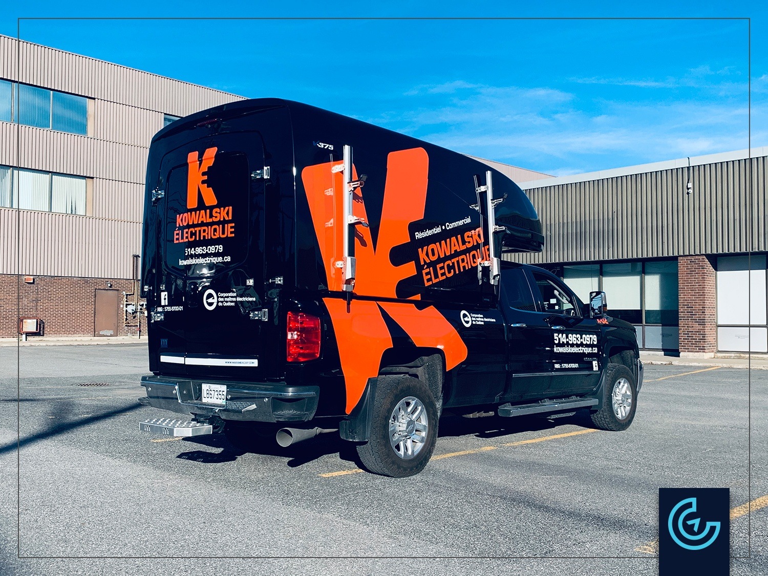 Vehicle lettering on 2018 Chevrolet Silverado 2500 Double Cab for Kowalski Électrique