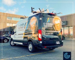 Demi wrap et lettrage de véhicule sur une camionette Ford Transit T-250 2020 pour le mâitre électricien E. Cohen Électrique