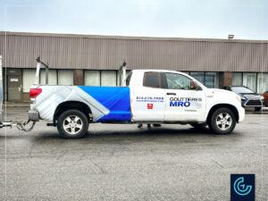 Pickup truck wrap and lettering on a 2009 Toyota Tundra Crew Cab Long Bed for the gutter installation and reparation service Gouttières MRO.