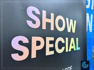 Bannières promotionnelles et supports de bannières en forme de X imprimés pour un salon professionnel du fournisseur de solutions d'éclairage haut de gamme Colorbeam.