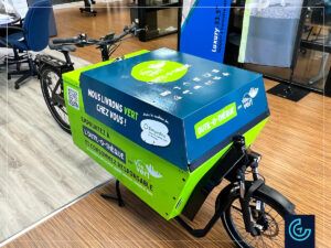 Promotional cargo bike wrap designed, printed and installed on a bike Riese & Transporter by Dumoulin Bicyclettes for a tool renting service Outil-O-Thèque by Ville en Vert.