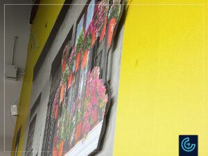 Impression et installation du graphique mural en vinyl adhésif avec des articles en acrylique 3D pour le magasin vedette de la franchise restaurant Boustan à Lachine.