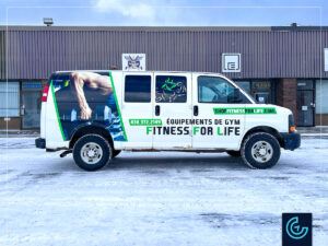 Habillage partiel et lettrage de véhicule sur un fourgon Chevrolet Express 2013 pour le fournisseur des équipement de gym Fitness For Life.
