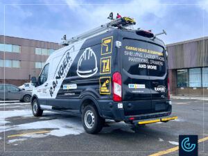 Demi-wrap et lettrage de véhicule sur un fourgon de grande taille Ford Transit 2024, toit moyen pour le fabricant et fournisseur d'accessoires pour camions Ranger Design.