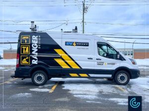 Demi-wrap et lettrage de véhicule sur un fourgon de grande taille Ford Transit 2024, toit moyen pour le fabricant et fournisseur d'accessoires pour camions Ranger Design.