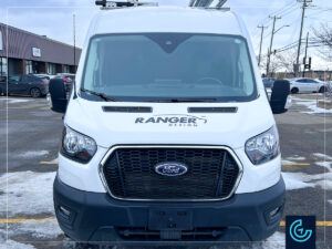 Demi-wrap et lettrage de véhicule sur un fourgon de grande taille Ford Transit 2024, toit moyen pour le fabricant et fournisseur d'accessoires pour camions Ranger Design.