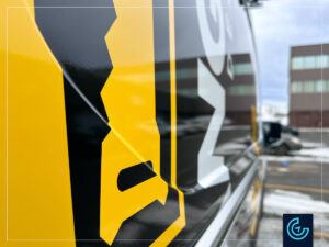 Demi-wrap et lettrage de véhicule sur un fourgon de grande taille Ford Transit 2024, toit moyen pour le fabricant et fournisseur d'accessoires pour camions Ranger Design.