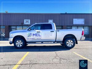 Lettrage de camionette pickup sur une Dodge RAM 2500 2014, cabine double, lit standard pour la société d'ingénierie en solutions électrotechniques Moteurs Électriques Laval.