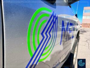 Lettrage de camionette pickup sur une Dodge RAM 2500 2014, cabine double, lit standard pour la société d'ingénierie en solutions électrotechniques Moteurs Électriques Laval.