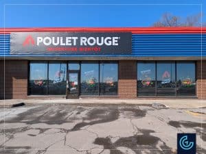 Impression et installation des graphiques de vitrine temporaires et de la bannière « Ouverture bientôt » pour la franchise de restaurant Poulet Rouge, succursale à Pie-IX, Montréal.