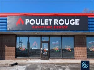 Impression et installation des graphiques de vitrine temporaires et de la bannière « Ouverture bientôt » pour la franchise de restaurant Poulet Rouge, succursale à Pie-IX, Montréal.