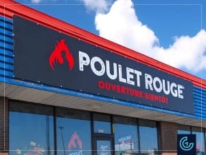 Impression et installation des graphiques de vitrine temporaires et de la bannière « Ouverture bientôt » pour la franchise de restaurant Poulet Rouge, succursale à Pie-IX, Montréal.
