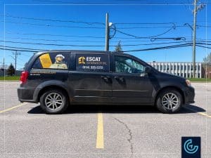 Habillage des vitres de véhicule en vinyle perforé sur un fourgon Dodge Caravan 2012 pour l'entrepreneur général Construction Escat Inc.