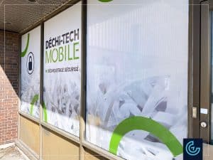 Graphiques de vitrine de publicité en vinyle perforé conçus, imprimés et installés pour l'entreprise de déchiquetage Déchi-tech Mobile.