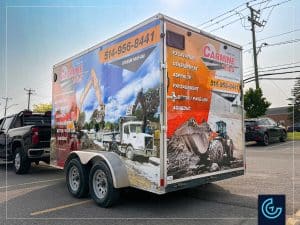 Conception, impression et installation d'un habillage complet sur une remorque de 12 pieds pour l'entrepreneur général de travaux civils Carmine & Fils Inc.