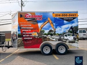 Conception, impression et installation d'un habillage complet sur une remorque de 12 pieds pour l'entrepreneur général de travaux civils Carmine & Fils Inc.