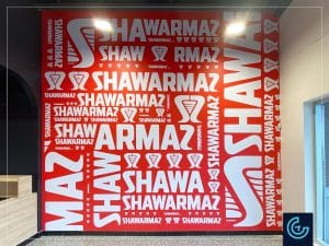 Graphiques muraux et signalisations directionnelles d'image de marque imprimés et installés pour le nouvel emplacement de la franchise du restaurant Shawarmaz à Saint-Eustache.