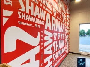 Graphiques muraux et signalisations directionnelles d'image de marque imprimés et installés pour le nouvel emplacement de la franchise du restaurant Shawarmaz à Saint-Eustache.