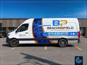 Habillage trois-quart d'un fourgon commercial sur un van 2024 Mercedes-Benz Sprinter, version allongée avec un toit surélevé pour l'entrepreneur en plomberie Beaconsfield Plomberie.