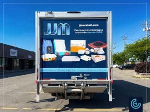 Habillage complet de véhicule sur un camion Hino S5 2025 avec une boîte cargo de 20 pieds pour la société de solutions d'emballages alimentaires J.J. Marshall.