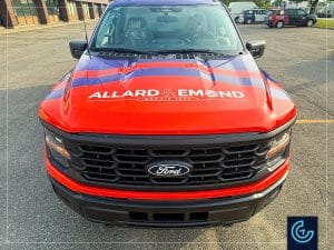 Habillage complet d'une camionnette pickup Ford F-150 2025, cabine régulière, lit long avec une boîte carrosserie de 8 pieds Spacekap Wild pour l'entrepreneur en génie climatique Allard & Emond.