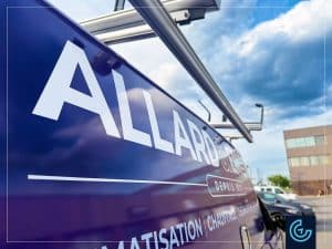 Habillage complet d'une camionnette pickup Ford F-150 2025, cabine régulière, lit long avec une boîte carrosserie de 8 pieds Spacekap Wild pour l'entrepreneur en génie climatique Allard & Emond.