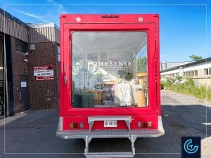 Habillage complet d'un camion Isuzu 2022 avec une boîte cargo de 12 pieds, stylisée come un panneau d'affichage mobile pour une campagne publicitaire de Homesense. Conception par Keystone Studios.