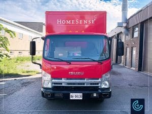 Habillage complet d'un camion Isuzu 2022 avec une boîte cargo de 12 pieds, stylisée come un panneau d'affichage mobile pour une campagne publicitaire de Homesense. Conception par Keystone Studios.