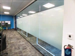 Tableau blanc effaçable à sec pour brainstorming et décoration de marque pour les bureaux, imprimé et installé pour la société DCBEL, spécialisée dans les solutions technologiques intelligentes pour l'énergie domestique.