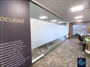 Tableau blanc effaçable à sec pour brainstorming et décoration de marque pour les bureaux, imprimé et installé pour la société DCBEL, spécialisée dans les solutions technologiques intelligentes pour l'énergie domestique.