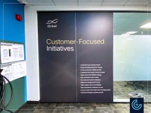 Tableau blanc effaçable à sec pour brainstorming et décoration de marque pour les bureaux, imprimé et installé pour la société DCBEL, spécialisée dans les solutions technologiques intelligentes pour l'énergie domestique.