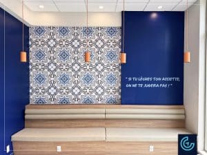 Graphiques muraux et signalisations imprimés et installés pour la franchise de restaurant spécialisé dans la cuisine portugaise Emilia, succursale à Ville Saint-Laurent.