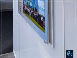 Conception, impression et installation d'un affichage des réalisations importantes avec de supports personnalisés pour le groupe pharmaceutique international Grifols à Montréal.