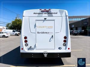 Lettrage d'une navette autobus de 26 places pour l'hôtel Marriott In-Terminal de l’Aéroport de Montréal.