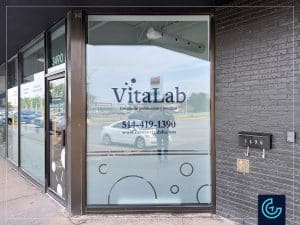 Conception, fabrication et installation des graphiques de vitrine composés de vinyle givré et autocollants découpés pour la nouvelle succursale du laboratoire médical Vitalab à Dollard-des-Ormeaux.