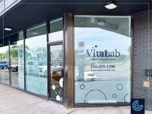 Conception, fabrication et installation des graphiques de vitrine composés de vinyle givré et autocollants découpés pour la nouvelle succursale du laboratoire médical Vitalab à Dollard-des-Ormeaux.