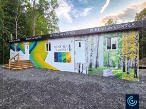 Habillage de la remorque en bois avec des bannières en vinyle mat pour le « Bureau des ventes » du nouveau projet résidentiel Quartier 4 Saisons de l'entreprise de construction Groupe Houde.