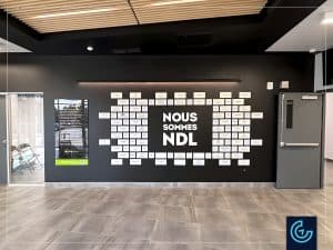 Mur des donateurs composé de plaques en acrylique et de lettres en 3D, produit et installé pour le Collège Notre-Dame-de-Lourdes afin de célébrer son 75e anniversaire.