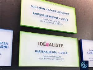 Mur des donateurs composé de plaques en acrylique et de lettres en 3D, produit et installé pour le Collège Notre-Dame-de-Lourdes afin de célébrer son 75e anniversaire.