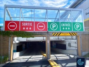 Signalisations de stationnement conçues, imprimées et installées pour le centre commercial Marché Central à Montréal.