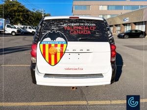 Lettrage de fourgonnette sur un minivan Dodge Caravan 2015, version passager, pour l'académie de soccer Valencia CF Canada.