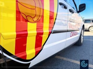 Lettrage de fourgonnette sur un minivan Dodge Caravan 2015, version passager, pour l'académie de soccer Valencia CF Canada.