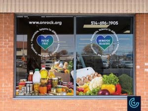 Conception, impression et installation de graphiques vitrine et d'une enseigne devanture rénovée pour le marché communautaire et la banque alimentaire OnRock à Pierrefonds-Roxboro.