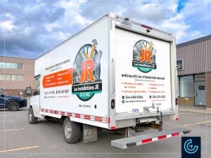Cargo truck lettering on a GMC Savana with a 14-foot transportation box for the glassmaker Les Installations JR 2025 Inc.