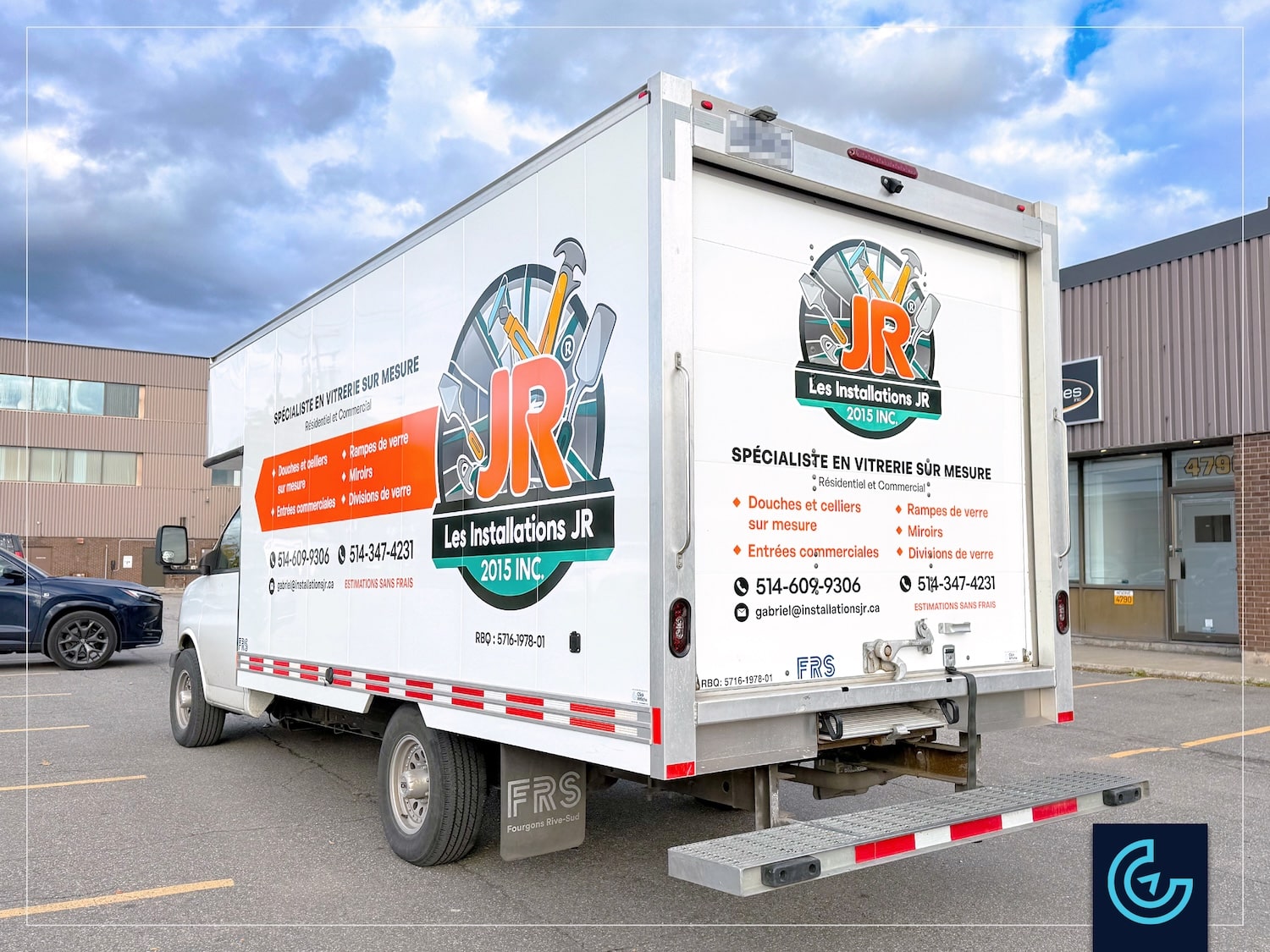 Cargo truck lettering on a GMC Savana with a 14-foot transportation box for the glassmaker Les Installations JR 2025 Inc.