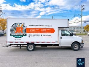 Cargo truck lettering on a GMC Savana with a 14-foot transportation box for the glassmaker Les Installations JR 2025 Inc.