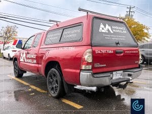 Lettrage d'une camionnette pickup Toyota Tacoma 2015, cabine allongée, avec une boîte d'outil Fibrotech pour le concepteur d'éclairage extérieur et menuisier Ambiance McMullan.