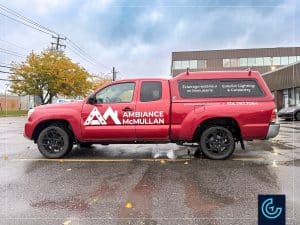 Lettrage d'une camionnette pickup Toyota Tacoma 2015, cabine allongée, avec une boîte d'outil Fibrotech pour le concepteur d'éclairage extérieur et menuisier Ambiance McMullan.