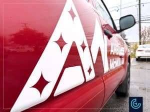 Lettrage d'une camionnette pickup Toyota Tacoma 2015, cabine allongée, avec une boîte d'outil Fibrotech pour le concepteur d'éclairage extérieur et menuisier Ambiance McMullan.